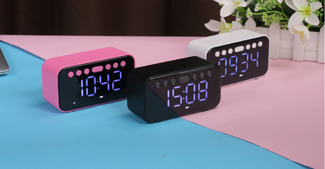هذا مكبر الصوت بلوتوث يدعم بلوتوث، أوكس، بطاقة TF، راديو USB FM. بنيت في بطارية 500mAh، شحن USB. مكبر الصوت 52mm، 32GB TF بطاقة التوسع.