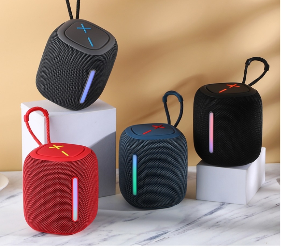 مكبر صوت بلوتوث محمول مقاوم للماء IPX4، بطارية 1500 مللي أمبير، أضواء RGB، حزام تعليق، تشغيل AUX/TF/FM/USB